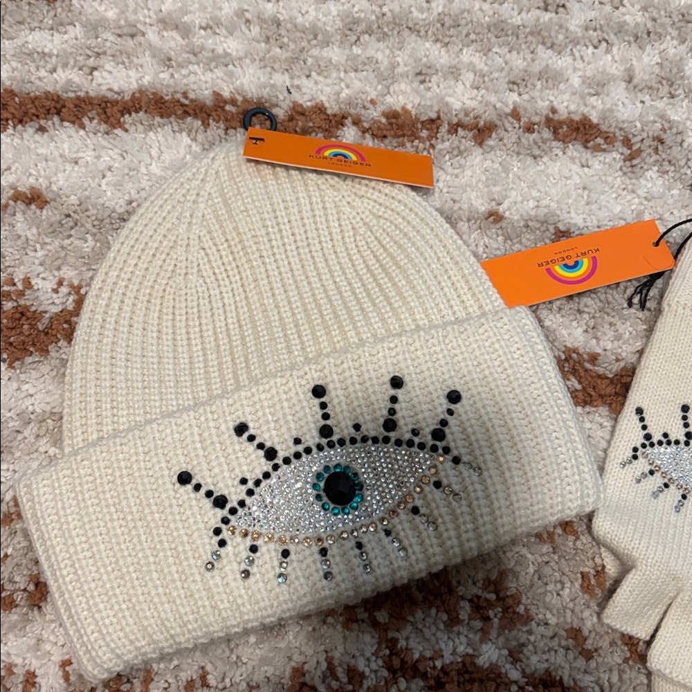 Eye Design Cream Beanie and Gloves Set Kurt Geiger. - Picture 2 of 6